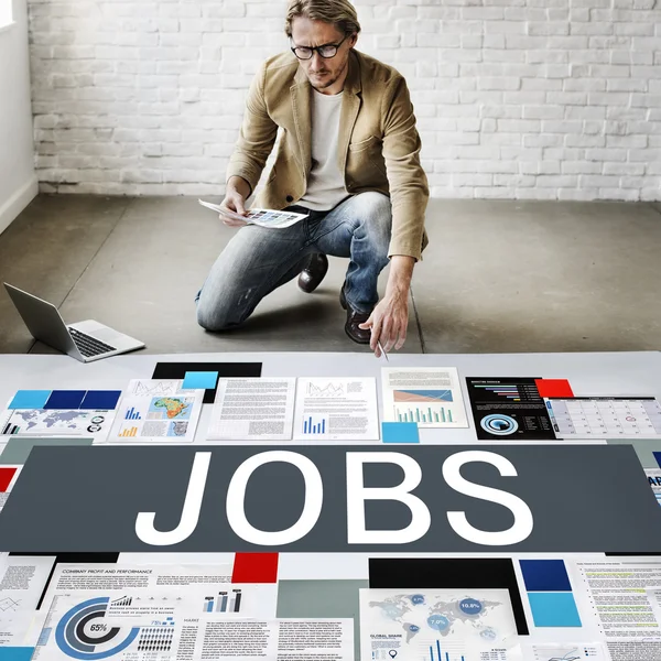 Uomo d'affari che lavora con posti di lavoro — Foto Stock