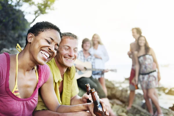 Människor njuta av beach party — Stockfoto