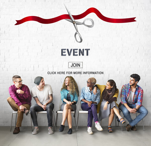 группа людей, сидящих и разговаривающих
 