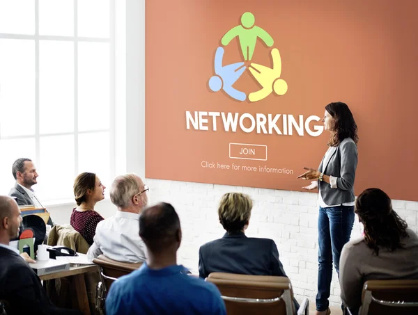 Geschäftskollegen arbeiten zusammen — Stockfoto