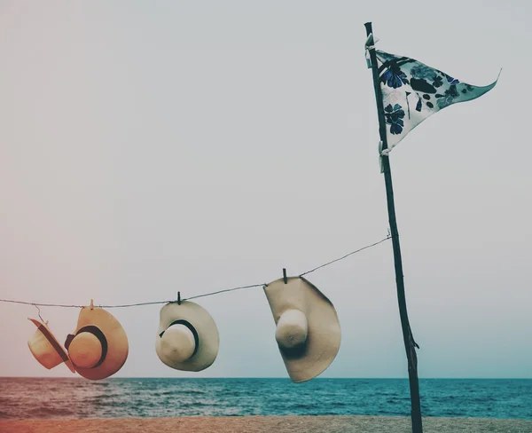 Σημαία και καπέλα σε παραλία το καλοκαίρι — Φωτογραφία Αρχείου