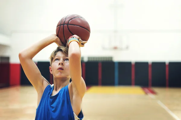 Menino com bola de basquete — Fotografia de Stock