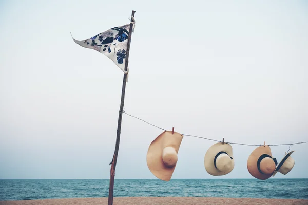 Bandera y sombreros en Summer Beach —  Fotos de Stock