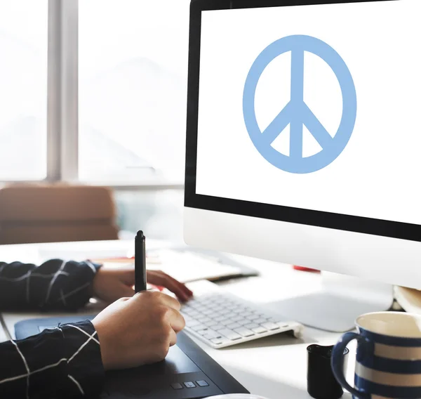 Ο υπολογιστής με την ειρήνη στην οθόνη — Φωτογραφία Αρχείου