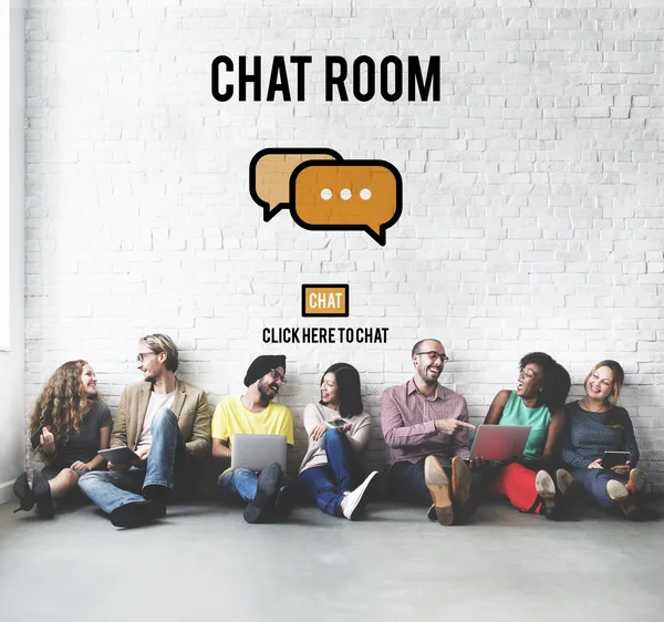 Diversità amici vicino al muro con chat room — Foto Stock