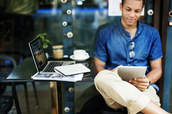 Homem trabalhando com computador — Fotografia de Stock