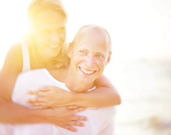 Doux couple à la plage — Photo