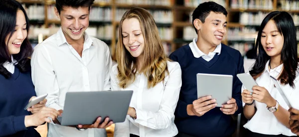 Estudiantes navegando tabletas digitales —  Fotos de Stock