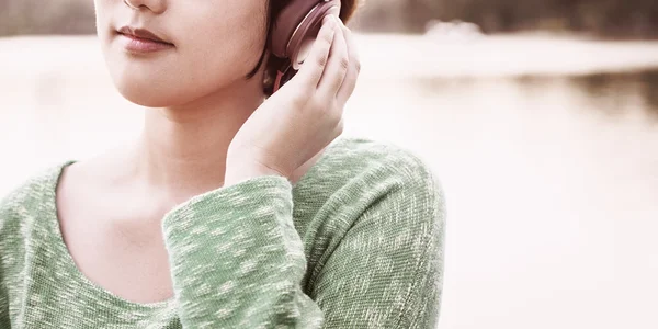 Donna ascoltare musica — Foto Stock