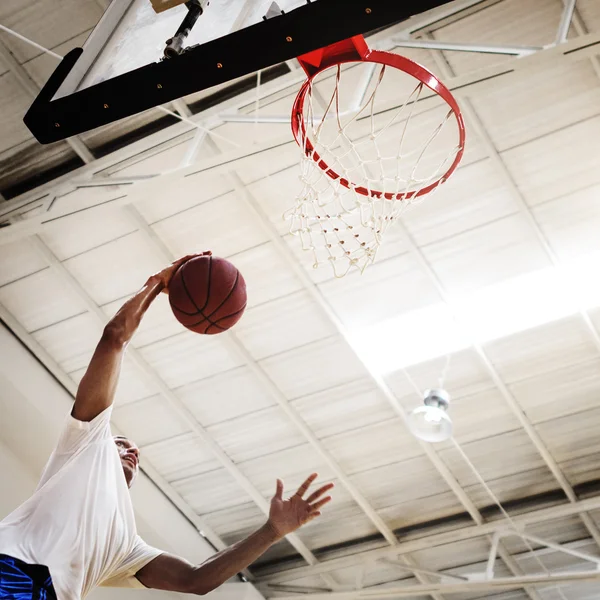 Treinador joga basquete — Fotografia de Stock