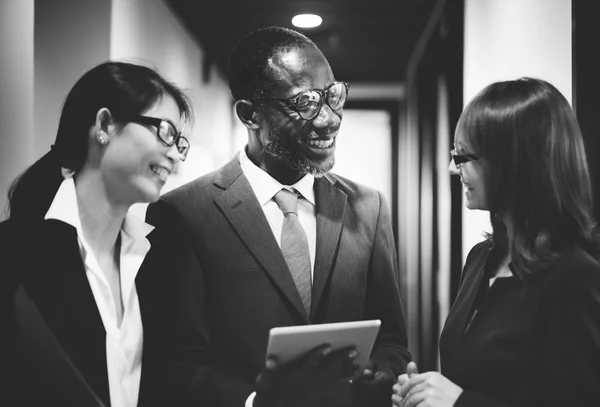 Geschäftsleute arbeiten zusammen — Stockfoto