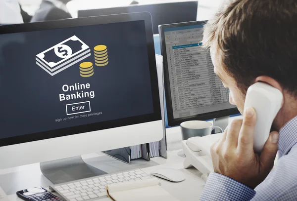 Affärsman som arbetar på dator med Online Banking — Stockfoto
