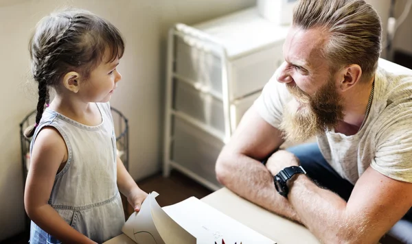 Pappa och dotter umgås tillsammans — Stockfoto