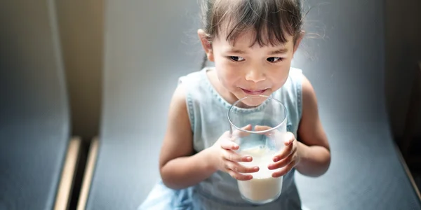 Menina beber leite — Fotografia de Stock