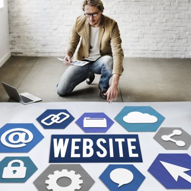 Web ile çalışan iş adamı