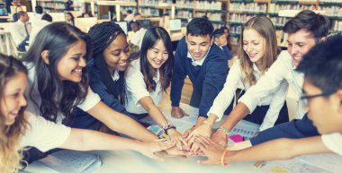 Öğrenciler birlikte elele