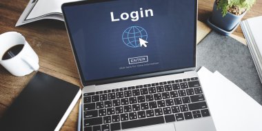 kahve tablo ile dizüstü bilgisayar