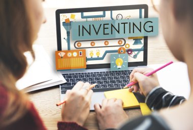 Bilgisayar ile çalışan kadınlar