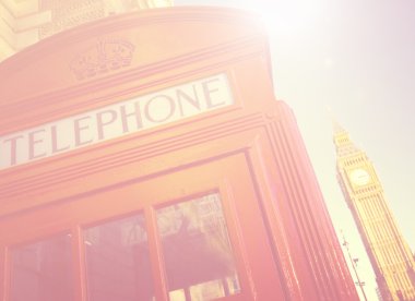 Telefon kulübesi ve Big Ben 