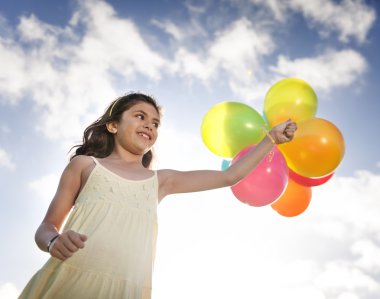 renkli balon ile oynayan kız