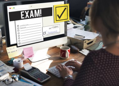 bilgisayar ile çalışan kadın