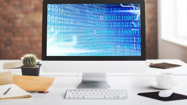 Bilgisayar ofis masasında.