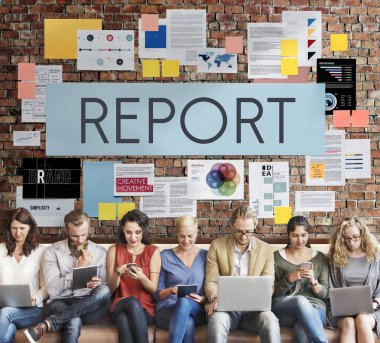 aygıtlar ve rapor ile insanlar oturup