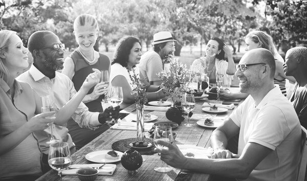 Gente teniendo una cena deliciosa — Foto de Stock