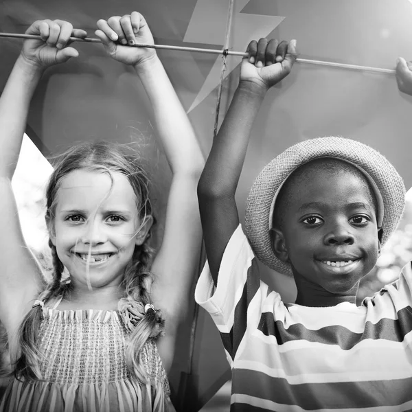 Kinderen spelen met Flying Kite — Stockfoto