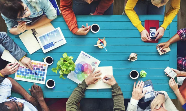 Grupo de Diseñadores Multiétnicos Lluvia de ideas — Foto de Stock