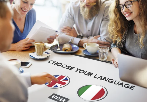 Persone che discutono su Scegli la tua lingua — Foto Stock