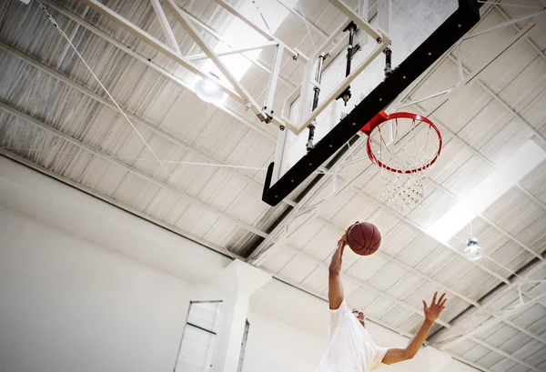 Coach plays basketball — Stock Photo, Image