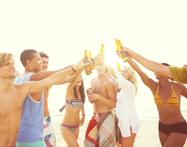 Друзів на літо пляжну вечірку — стокове фото