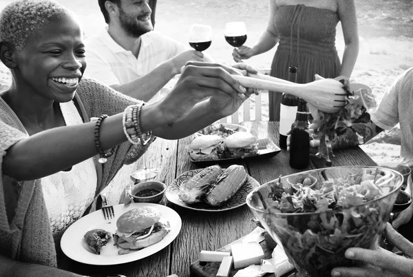 Amigos comemorando juntos — Fotografia de Stock