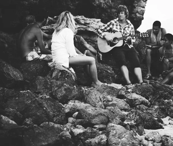Amigos teniendo una fiesta en la playa — Foto de Stock
