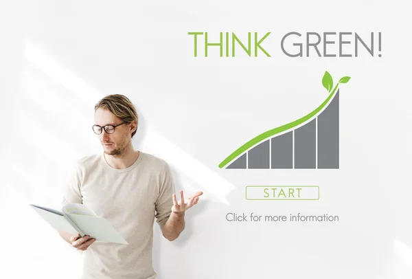 Homem de negócios trabalhando com pensar verde — Fotografia de Stock