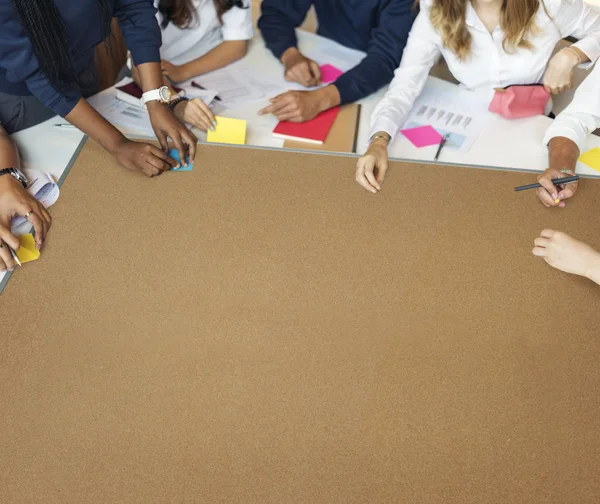 Studenten aan de Universiteit van brainstormen — Stockfoto