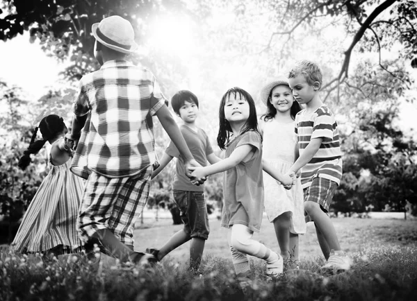Dzieci bawiące się na zewnątrz — Zdjęcie stockowe