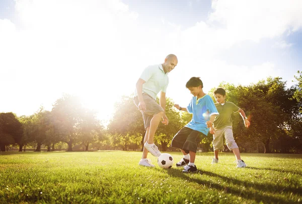 Baba oğlu ile futbol oynarken — Stok fotoğraf