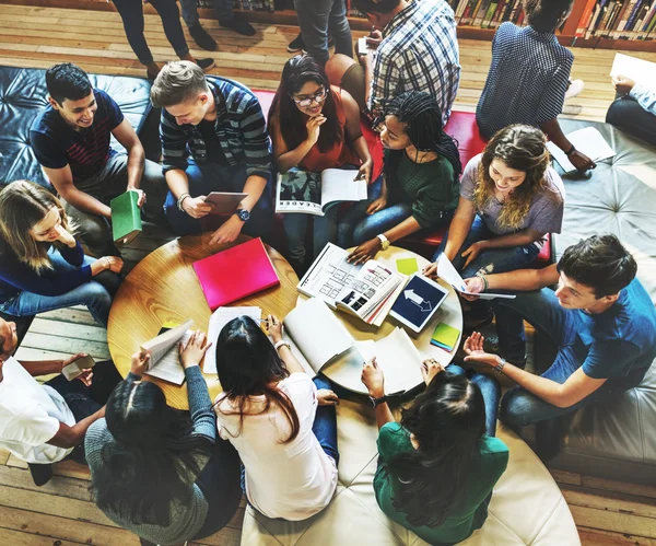 Diversiteit studenten samen studeren in de bibliotheek — Stockfoto