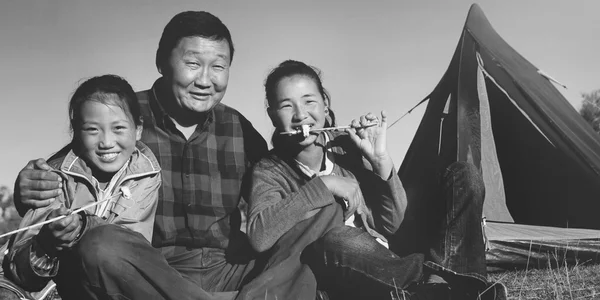 Монгольский семейный кемпинг — стоковое фото
