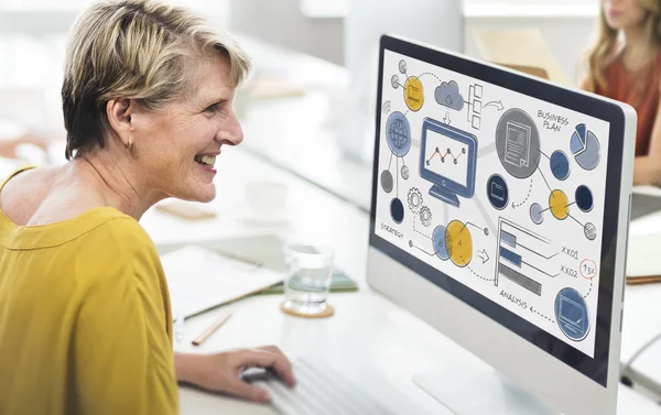 Frau benutzt Computer im Büro — Stockfoto