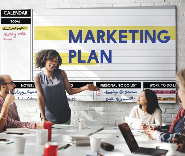 Geschäftstreffen mit Marketingplan — Stockfoto