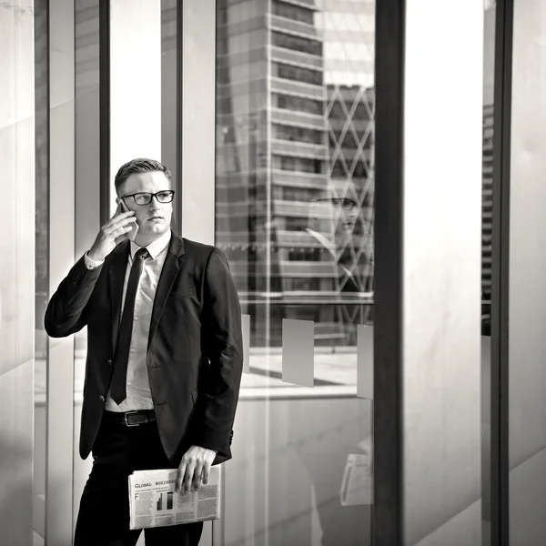 電話で話している作業ビジネス男性 — ストック写真