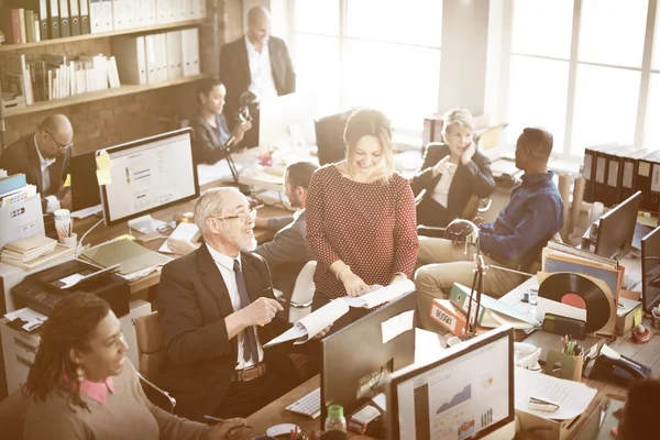 Les gens d'affaires travaillant dans le bureau — Photo