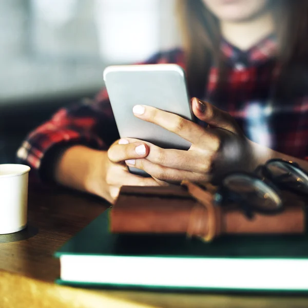 Flicka surfning mobiltelefon — Stockfoto