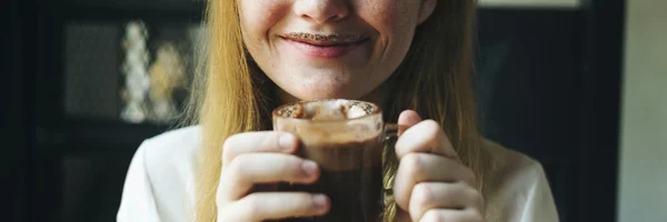 Fiatal hölgy kávéval. — Stock Fotó