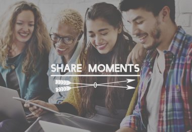 Dijital aygıtları ile güzel insanlar 