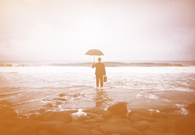 Plajda işadamı kalan yalnız