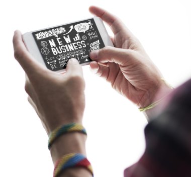 Akıllı telefon tutan adam.